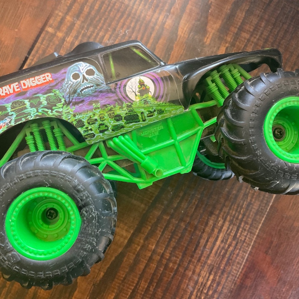 GRAVE DIGGER REMOTE CONTROL TOY TRUCK used sale - Picture 3 of 9